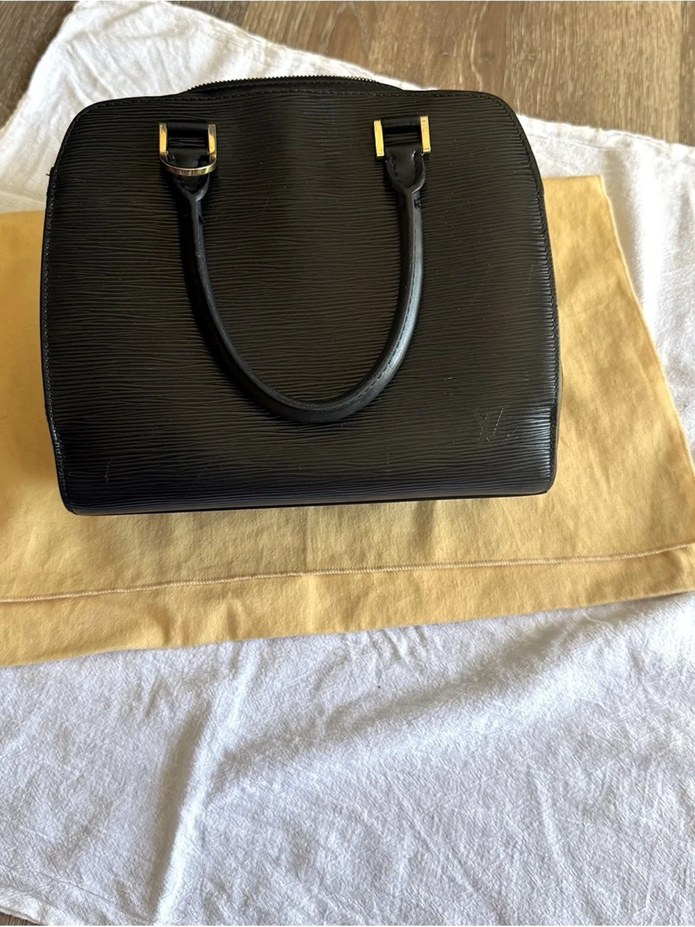 Louis Vuitton • Alma PM Epi Black Leather • Handbag • Purse